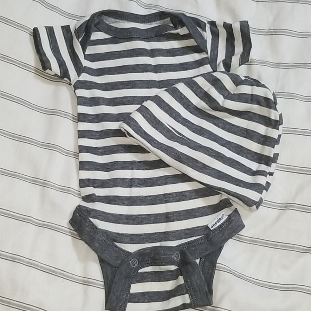 5 piece newborn Gerber onsie + beanie sets bundle - Picture 6 of 6
